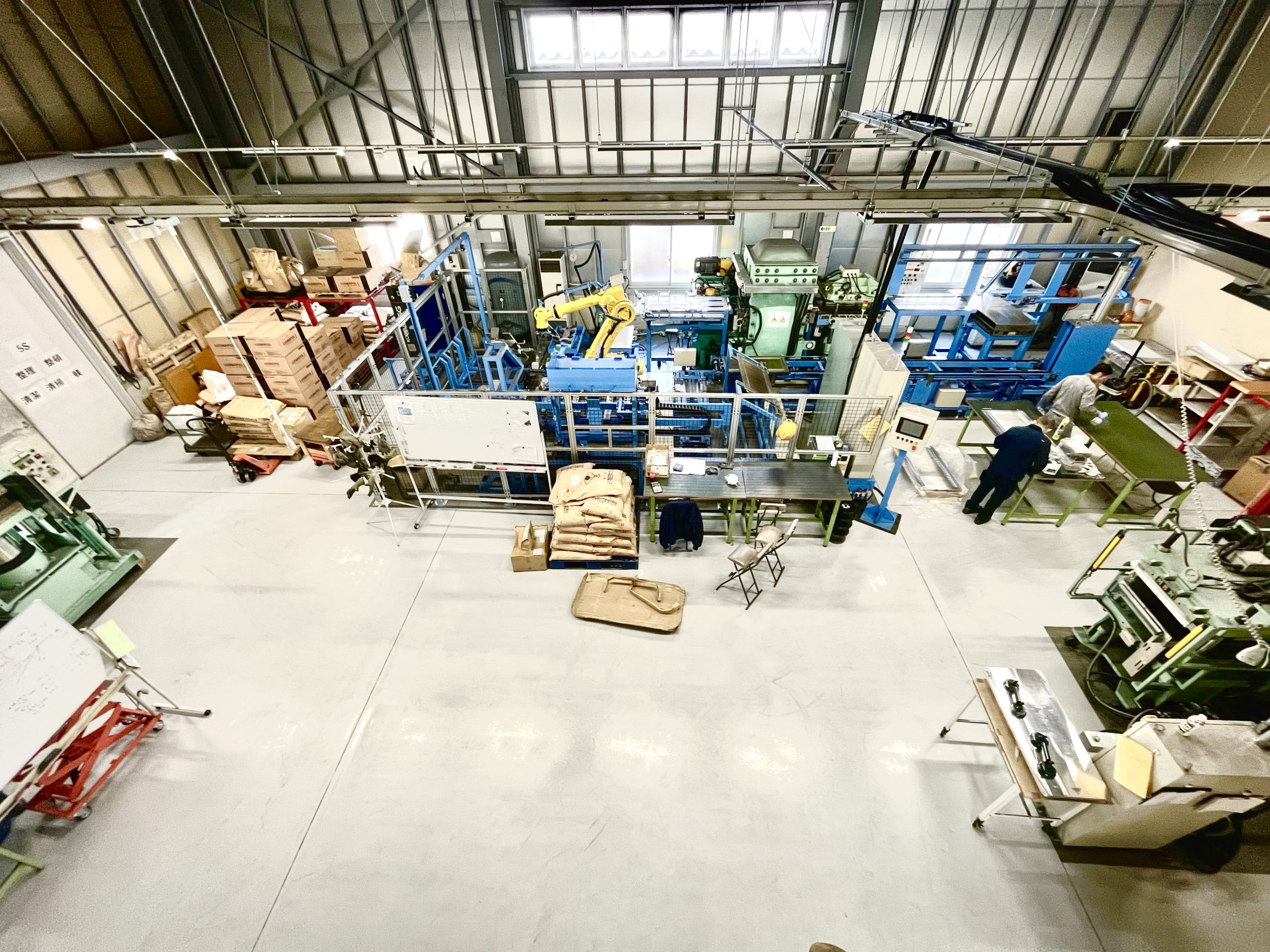 仕事場 第2工場 改良】オシャレも生産性も、足元から。 | 株式会社FJコンポジット